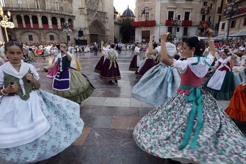 Dansà infantil en la plaza de la Virgen