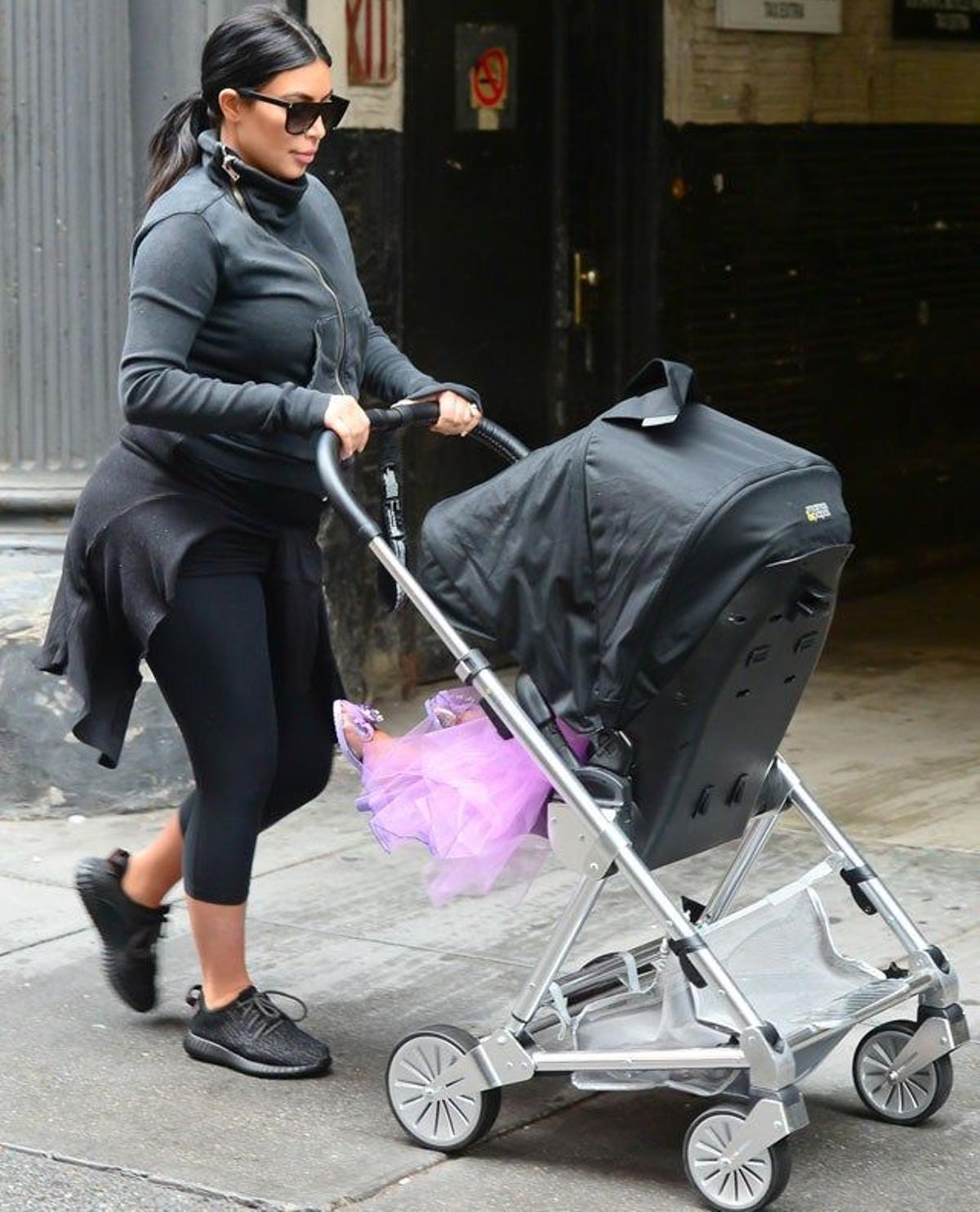 Kim Kardashian, de paseo con su pequeña princesa Disney