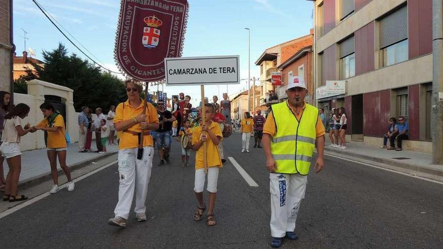 Desfile del grupo de gigantes y cabezudos de Camarzana de Tera el pasado verano.