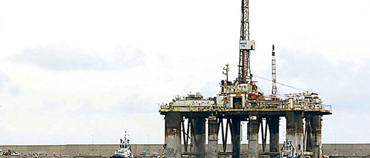 Plataforma petrolífera en el muelle de Arinaga.