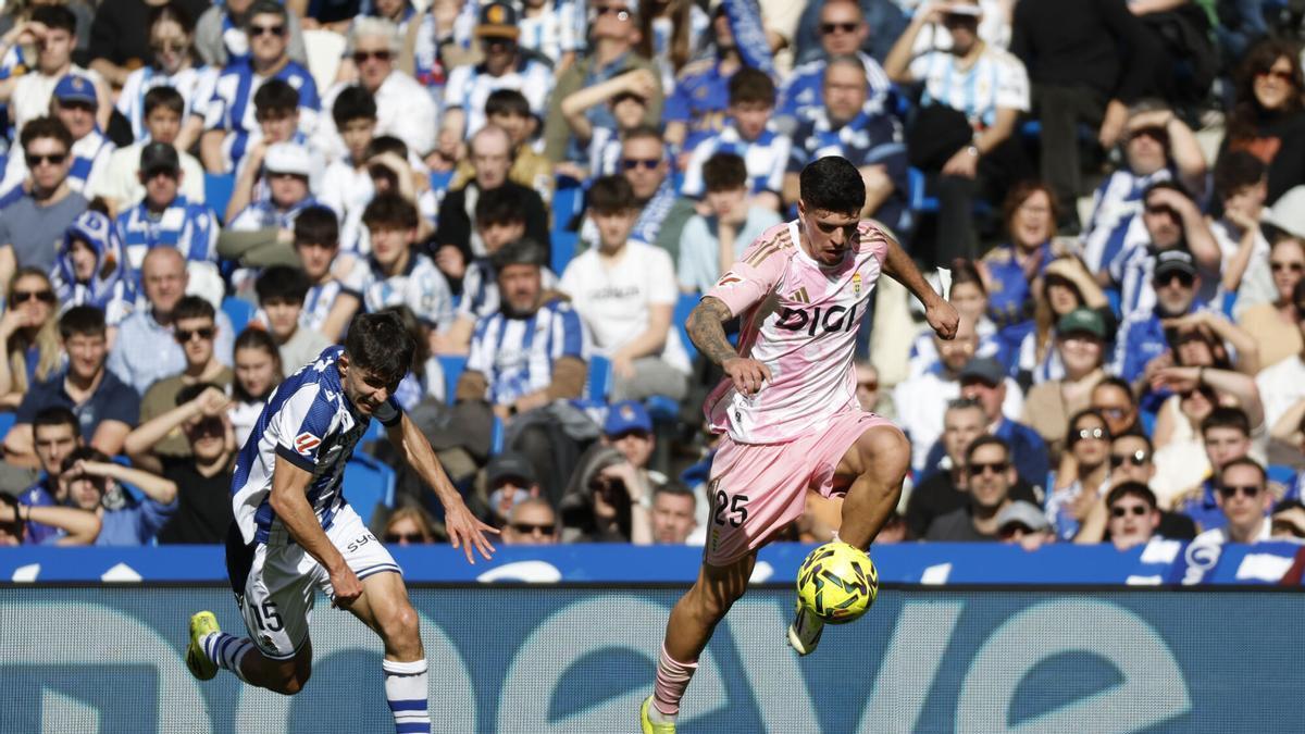 SAN SEBASTIÁN, 21/02/2026.- El centrocampista de la Real Sociedad Javi López (i) disputa la posesión del balón con el defensa del Real Oviedo Javi López (d) durante el partido de liga que enfrentó a la Real Sociedad y el Real Oviedo en el estadio Anoeta, este sábado. EFE/Juan Herrero