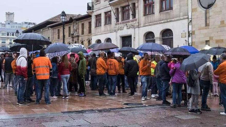 La concentración de apoyo a los trabajadores de Vesuvius, ayer por la tarde, en la plaza de la Catedral.