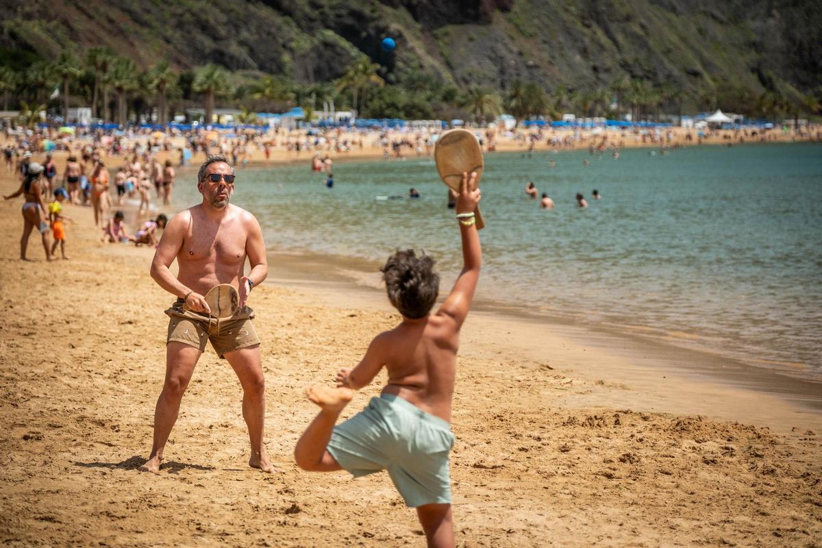 Domingo de Resurrección en la playa de Las Teresitas