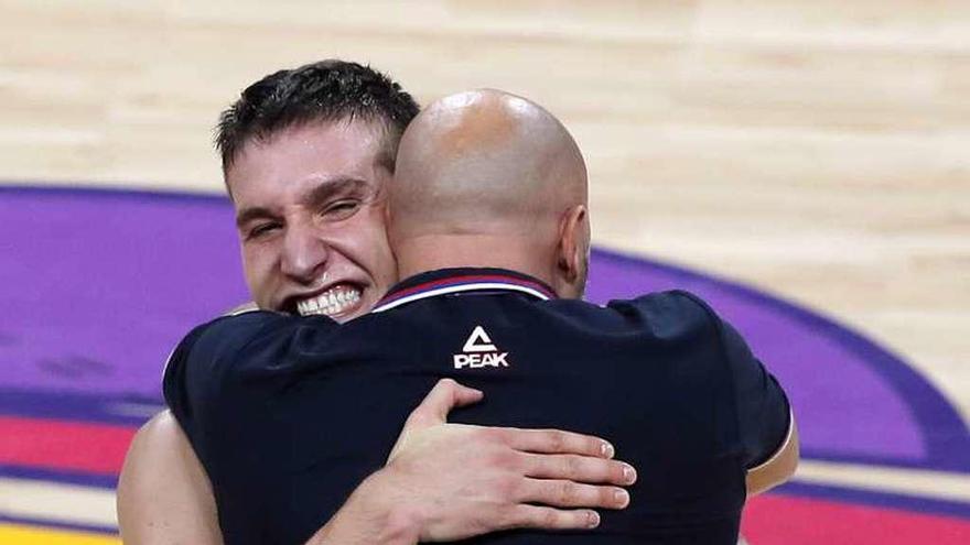 Bogdanovic y el técnico Djordjevic celebran la victoria.