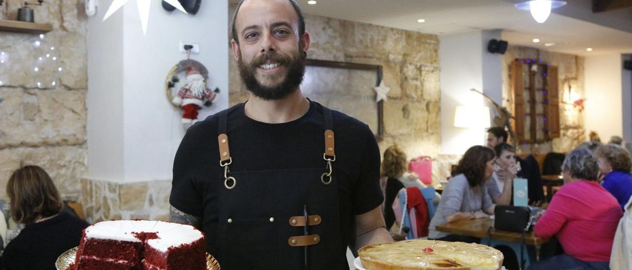 Café-Leiter Ángel Terrón Sureda mit einer Auswahl der Torten im Tudurí.  | FOTO: NELE BENDGENS