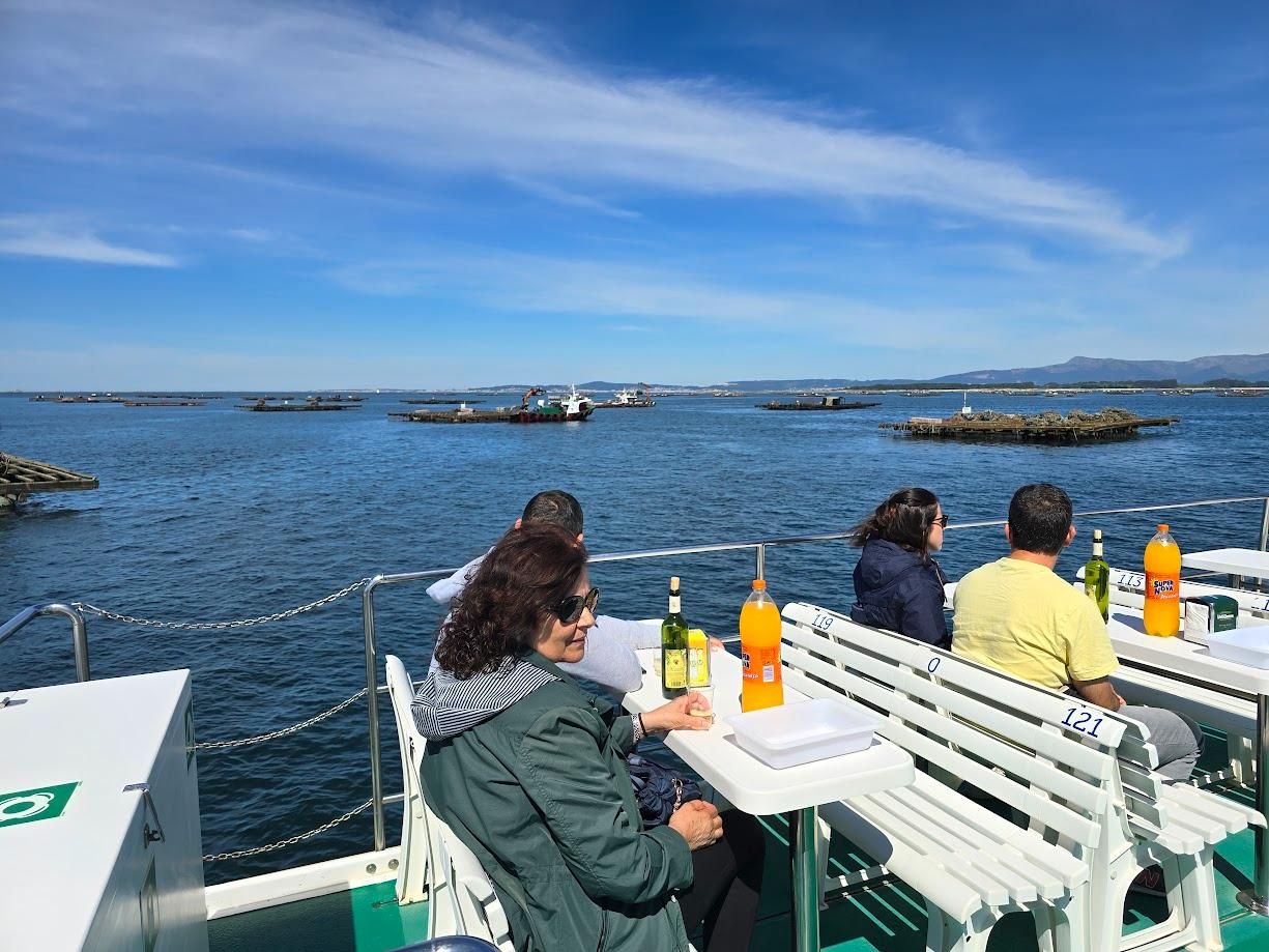 Imagen que deja un viaje por la ría a bordo de un catamarán de Cruceros del Ulla Turimares.