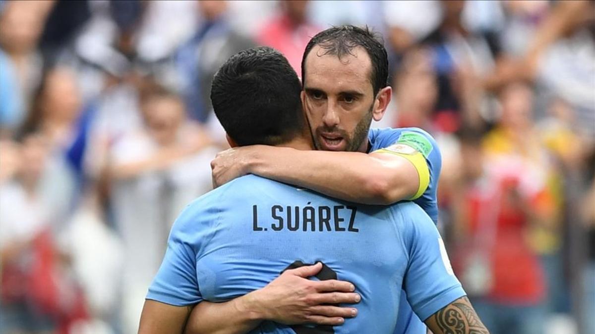 El emotivo abrazo entre el barcelonista Luis Suárez y Diego Godín
