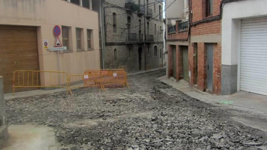 Una imatge del carrer de Padró de Sant Fruitós, on ja s&#039;ha començat a aixecar l&#039;asfalt