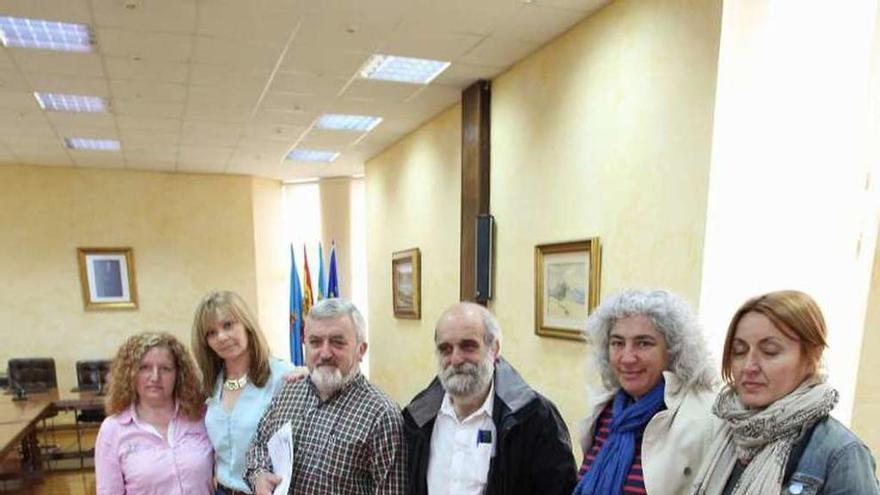 Susana Sánchez, Carmen Fernández, Miguel Ángel Bernardo, Enrique Bueno, Rosa Rodríguez y Patricia Álvarez, ayer, al final de su último Pleno como ediles.