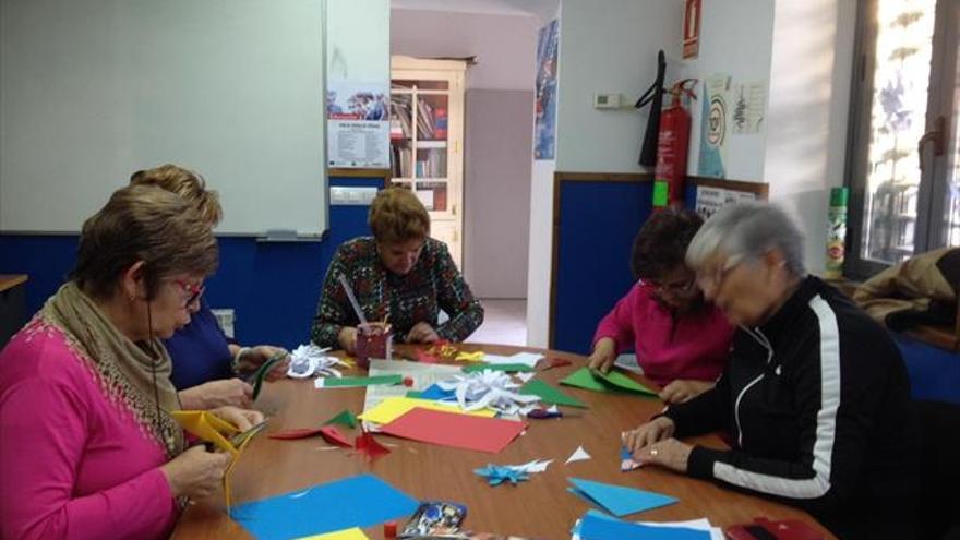 El Aula de Adultos despide el año con un taller de manualidades