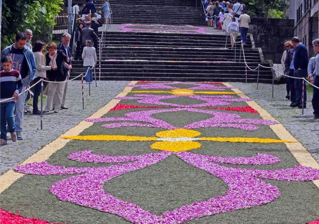 Las alfombras florales llegaron hasta las escaleras de San Benito, pero no las cubrieron