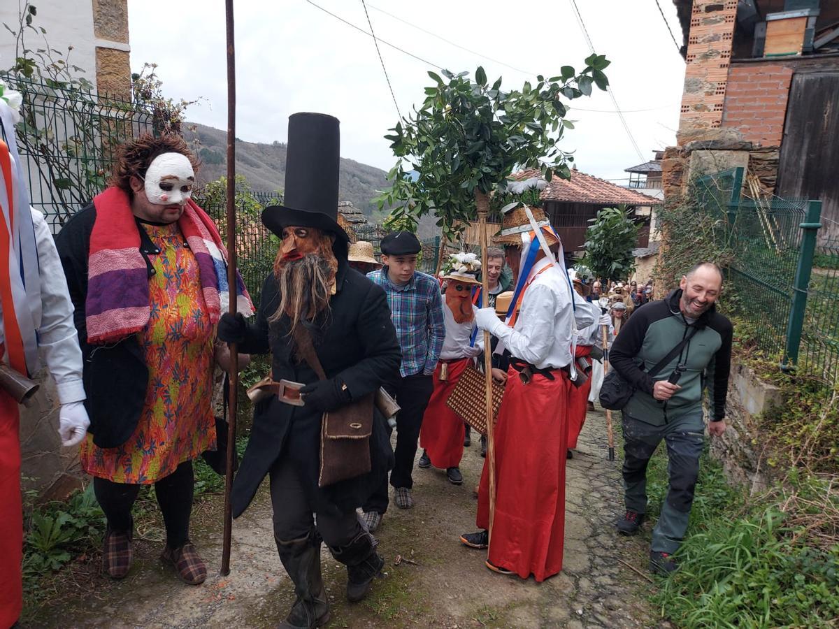 En imágenes: los guilandeiros recorren las calles de Villatresmil, en Tineo
