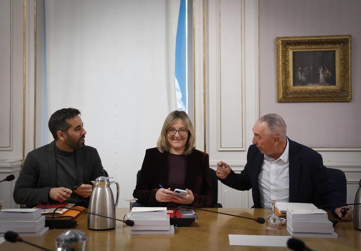 Los síndics de PSPV y Compromís hablan durante la junta de portavoces de este jueves en las Corts.