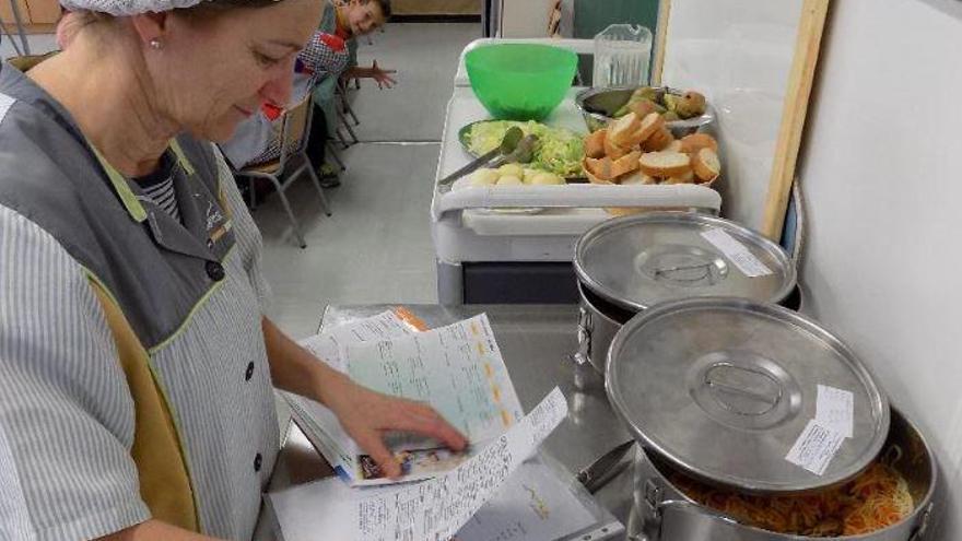 Una treballadora gestionant els menús en un centre escolar