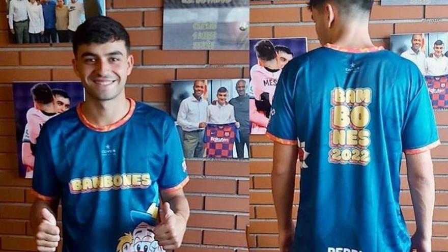 Pedri González, con la camiseta personalizada que le ha regalado la murga bambones
