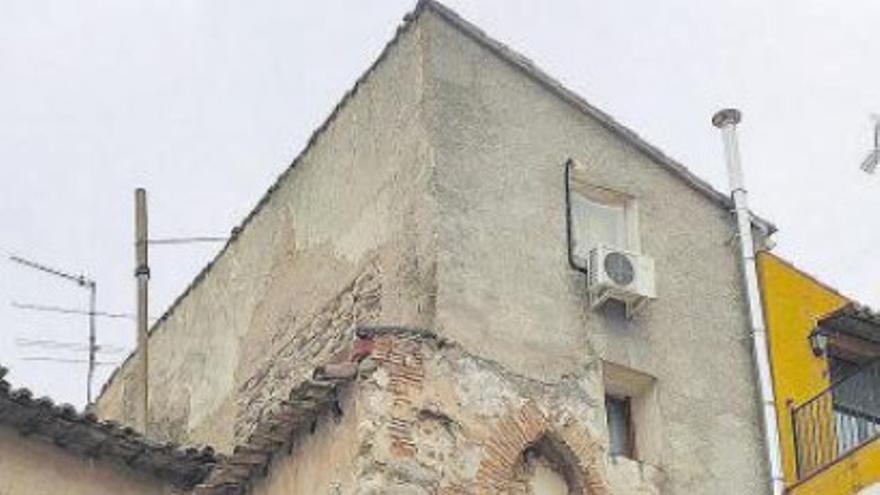 Salen a la luz dos fachadas de la torre de Ainzón