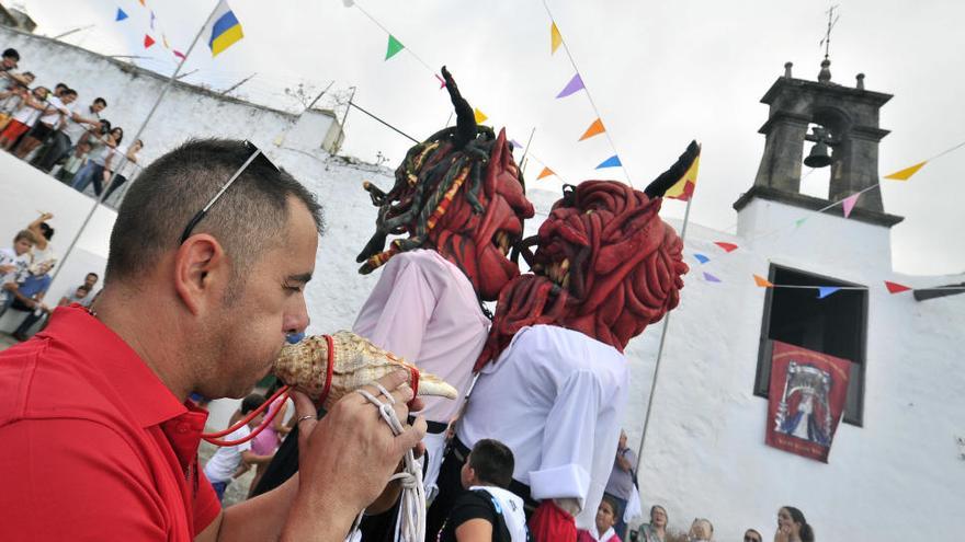 El diablo y la diabla asustan y divierten en Las Angustias