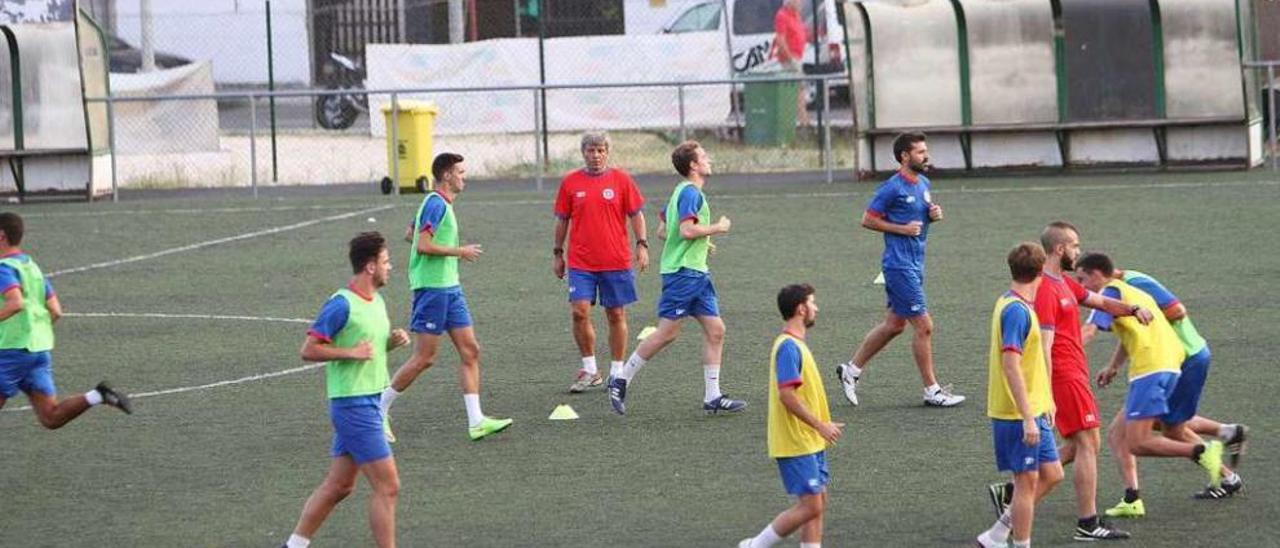 Antonio Dacosta, en uno de los entrenamientos de la Unión Deportiva Ourense. // Iñaki Osorio