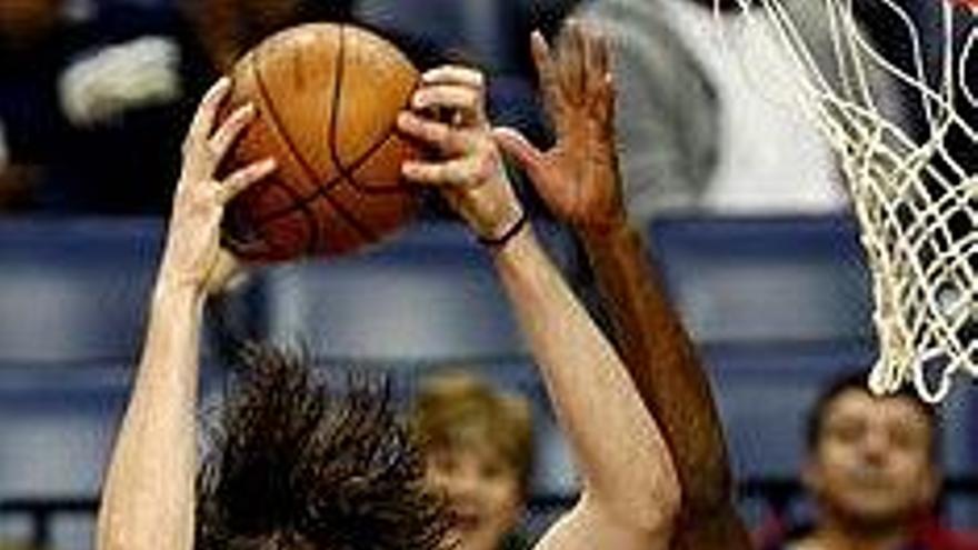 El jugador español de los Grizzlies de Memphis Marc Gasol, atrapa un rebote contra el jugador de los Warriors DeMarcus Nelson