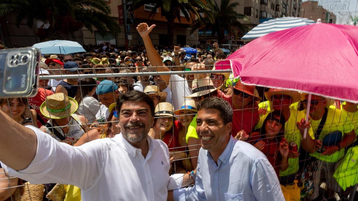 Barcala y Mazón, antes del inicio de una mascletà de las pasadas Hogueras.