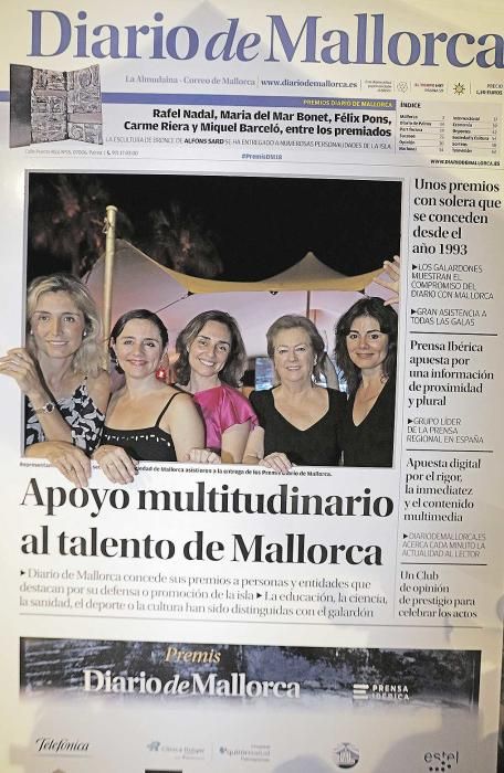 El photocall de la portada del periódico con Ainhoa Moll, Idoia Moll, Arantxa Moll, Arantza Sarasola y Susana Moll.