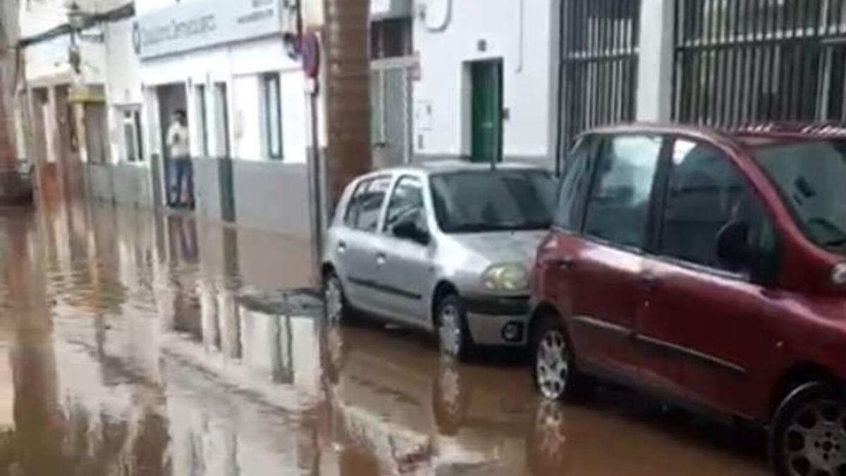 Calle Portugal en Arrecife inundada por las lluvias.