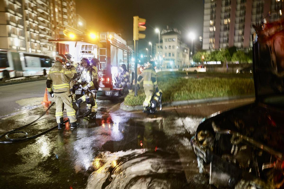 Alarma en Gijón por un coche ardiendo en la plaza del Humedal (en imágenes)
