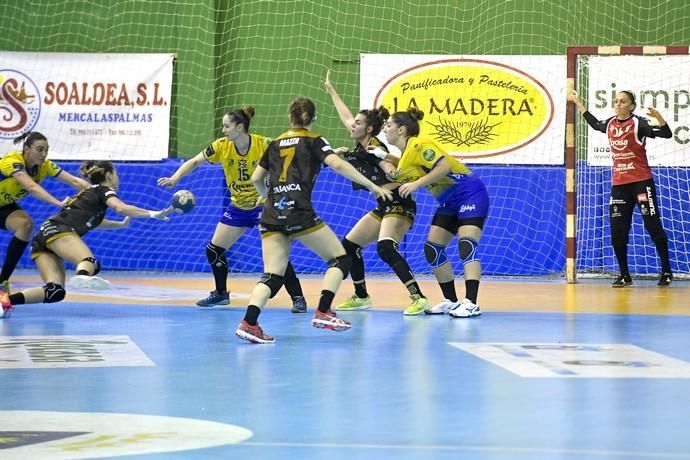 26-02-20 DEPORTES. PABELLON DE LAS REMUDAS. BARRIO DE LAS REMUDAS. TELDE. Partido de balonmano femenino entre el Remudas Rocasa y el Guardés disputado en Pabelloon Antonio Moreno del barrio teldense de Las Remudas.    Fotos: Juan Castro.  | 26/02/2020 | Fotógrafo: Juan Carlos Castro