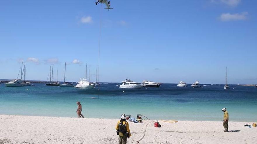 Tiran bengalas marinas a un contenedor de Palma