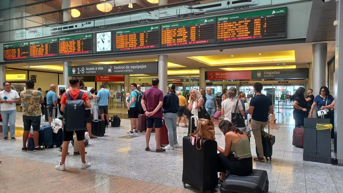 Cientos de viajeros con destino Madrid atrapados en Málaga.