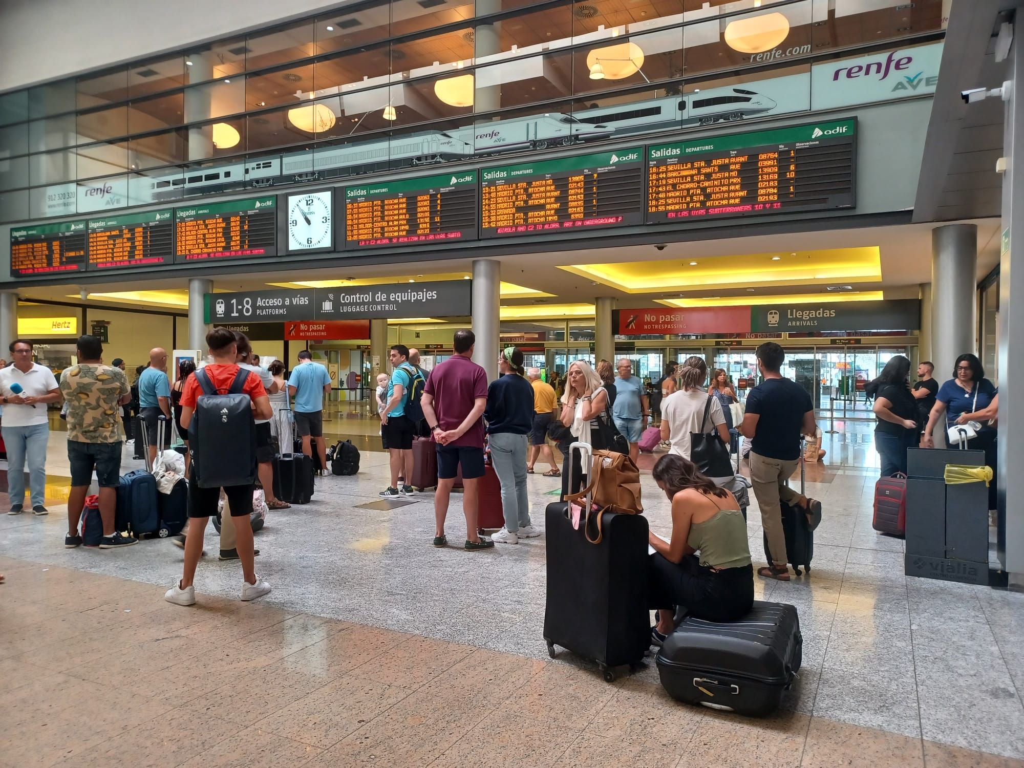 Cientos de viajeros con destino Madrid atrapados en Málaga: &quot;Necesitamos ir a casa sea como sea&quot;