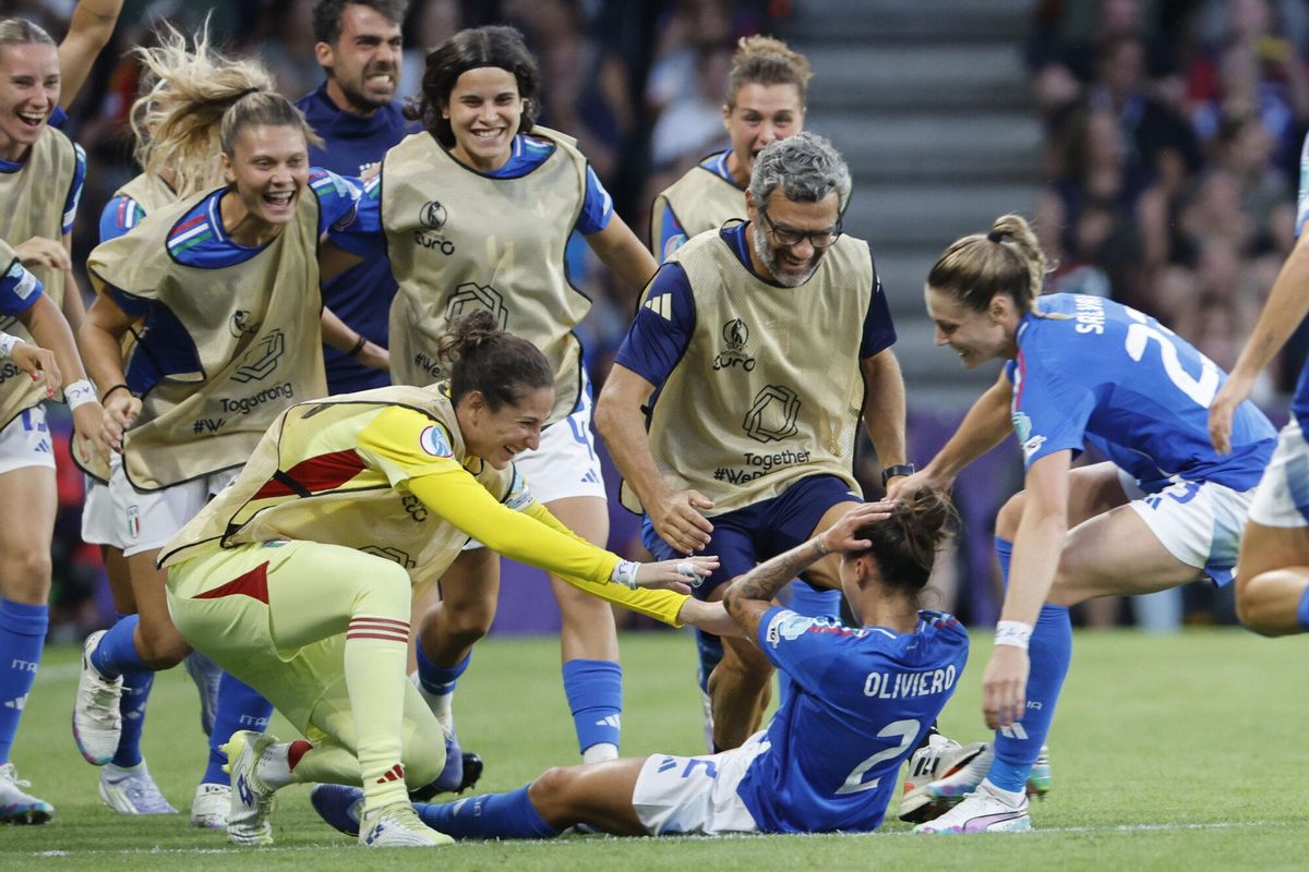 Elisabetta Oliviero celebra el gol mientras sus compañeras, incluso las suplentes, corren a abrazarla.