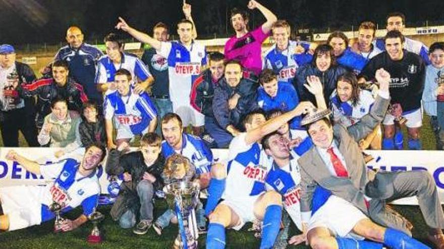 La plantilla del Tuilla y su presidente, Luis Alberto López, abajo a la derecha, posan con el trofeo de la Copa Federación logrado ante el Langreo.