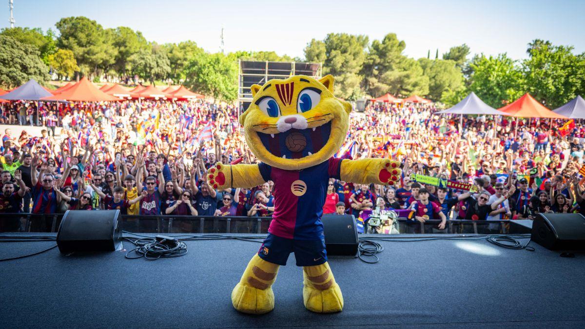 La mascota CAT, en la fan zone antes de la final de Copa de Sevilla