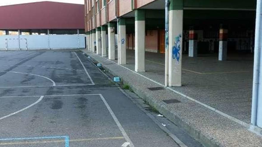 Los cajones instalados para el acceso al patio del colegio El Vallín.