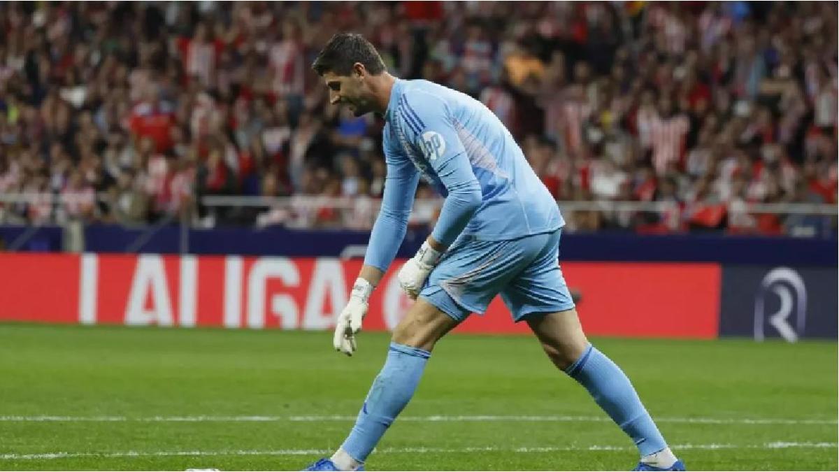 Courtois recoge uno de los objetos que le han lanzado desde la grada.