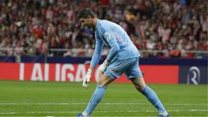 Courtois recoge uno de los objetos que le han lanzado desde la grada.