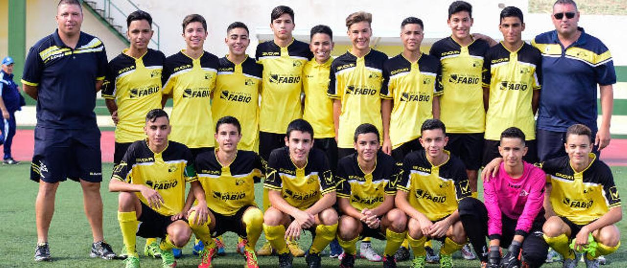 Estos son los cadetes del San Nicolás antes de comenzar el importante partido que se disputó el sábado al mediodía en el campo de Barrial.