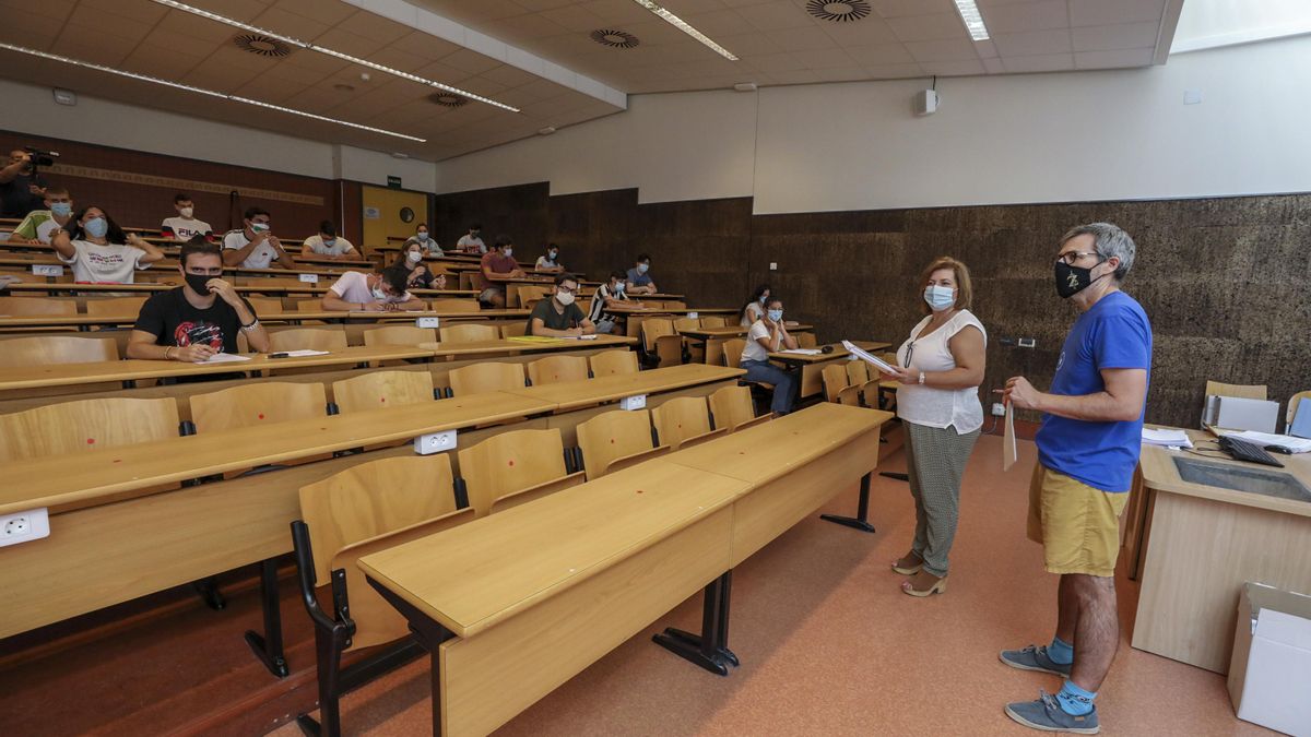 Entrega de exámenes de Selectividad 2020 en el campus de la Universidad Miguel Hernández.