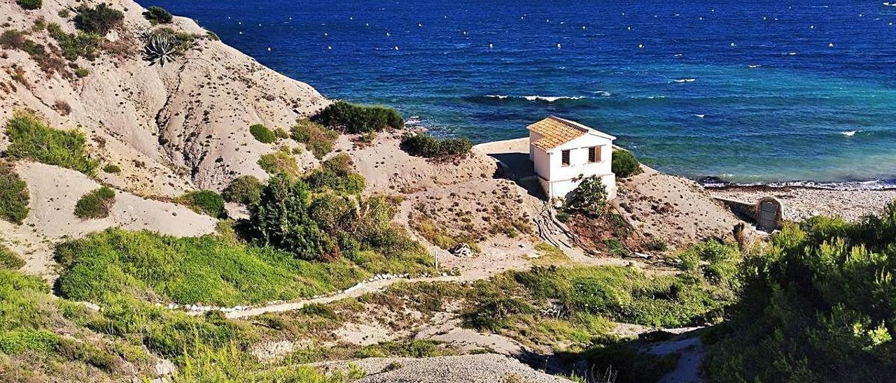 El antiguo refugio de pescadores, ahora pabellón de verano, y la senda que baja desde el acantilado.