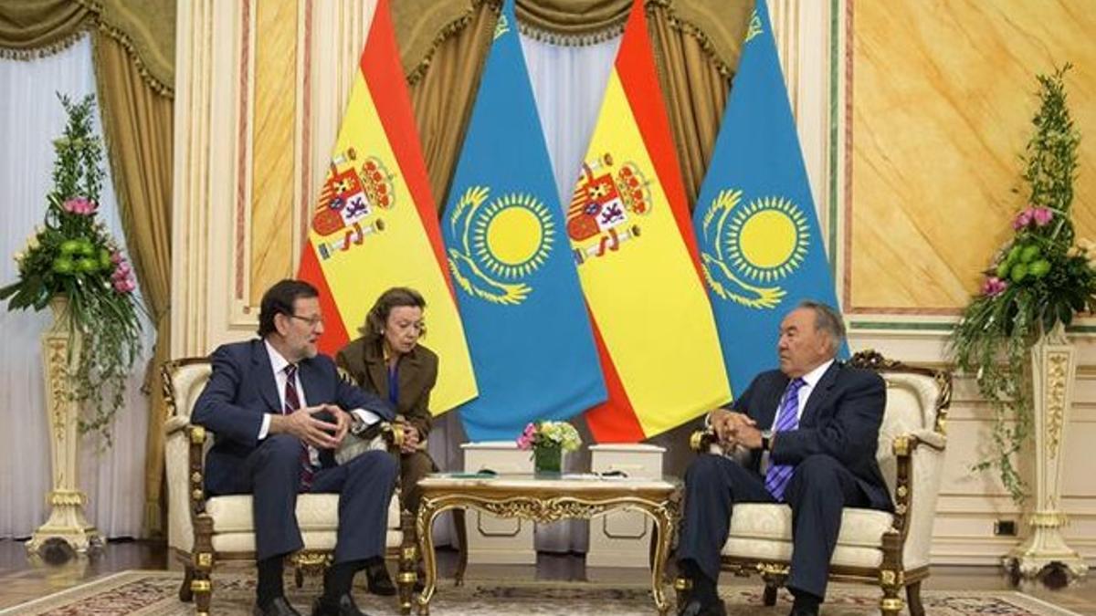 El presidente del Gobierno español, Mariano Rajoy, y el presidente de Kazajistán, Nursultan Nazarbayev, este lunes, 30 de septiembre, en el Palacio de la Independencia en Astaná, durante la primera jornada de la visita oficial del jefe del Ejecutivo