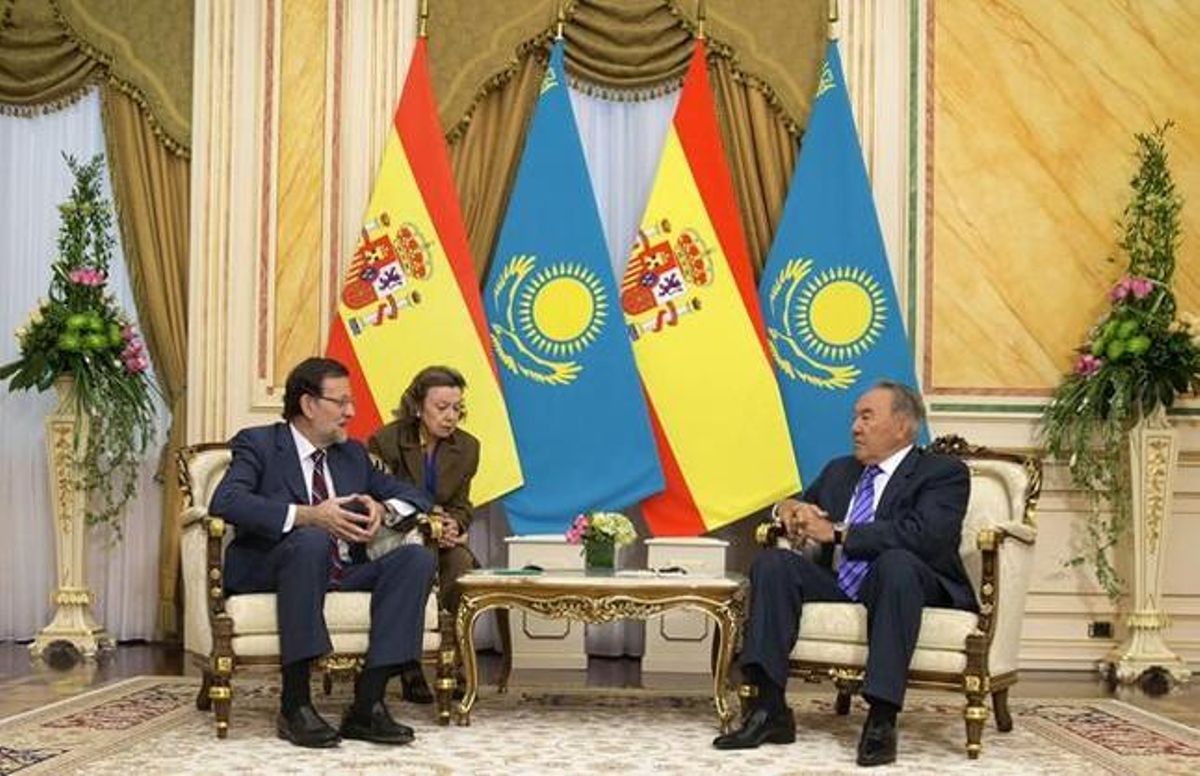 El president del Govern espanyol, Mariano Rajoy, i el president de Kazakhstan, Nursultan Nazarbàiev, aquest dilluns, 30 de setembre, al Palau de la Independència a Astanà, durant la primera jornada de la visita oficial del cap de l’Executiu espanyol al Kazakhstan. EFE / DIEGO CRESPO El president del Govern espanyol, Mariano Rajoy, i el president de Kazakhstan, Nursultan Nazarbàiev, aquest dilluns, 30 de setembre, al Palau de la Independència a Astanà, durant la primera jornada de la visita oficial del cap de l’Executiu espanyol al Kazakhstan. EFE / DIEGO CRESPO
