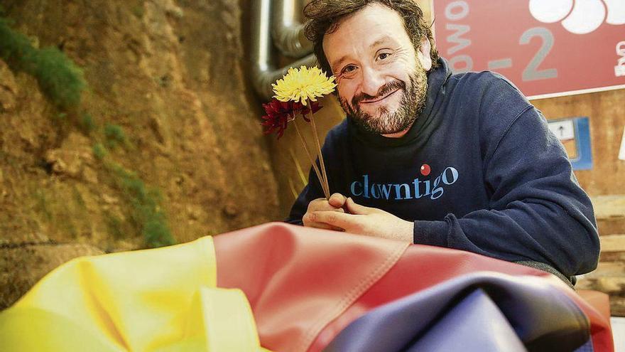 El actor Roca Suárez posando con dos flores en la planta -2 del Talud de La Ería.