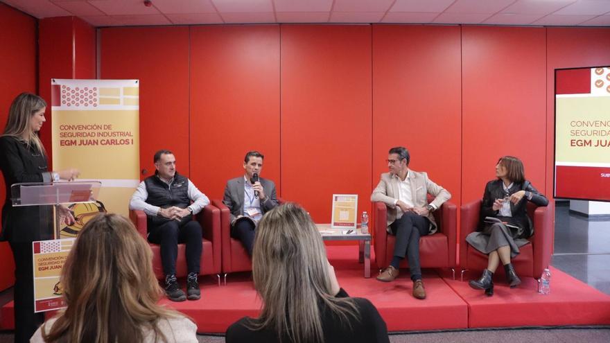 Un momento de la mesa inaugural de la convención de seguridad industrial de la EGM Juan Carlos I.