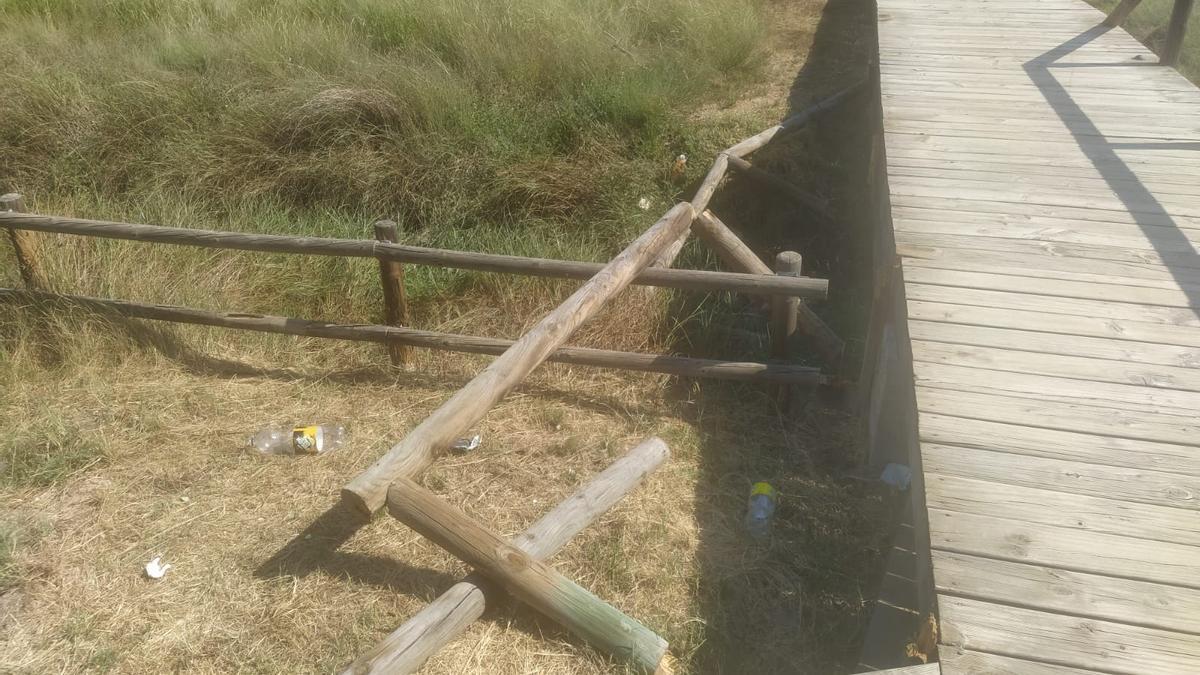 Algunos de los daños causados en el mobiliario urbano, pasarelas y barandillas de Torre la Sal.