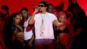 Así se construyó el escenario de Bad Bunny en Puerto Rico sobre la antigua cárcel de Oso Blanco: una montaña monumental con 32 camiones