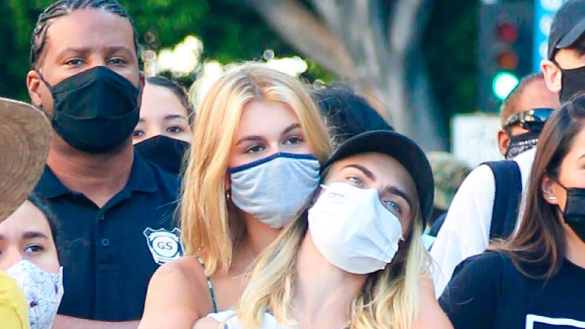 Kaia Gerber y Cara Delevingne, muy cariñosas en una manifestación en Los Ángeles