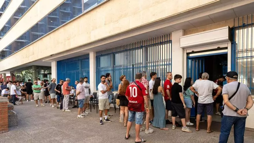 Vídeo | Largas filas en las oficinas del Real Zaragoza en el primer día de alta de nuevos abonados