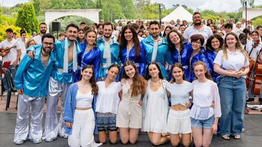 Alumnos de la Escuela Municipal de Música de Oleiros en el musical de ABBA. | LOC