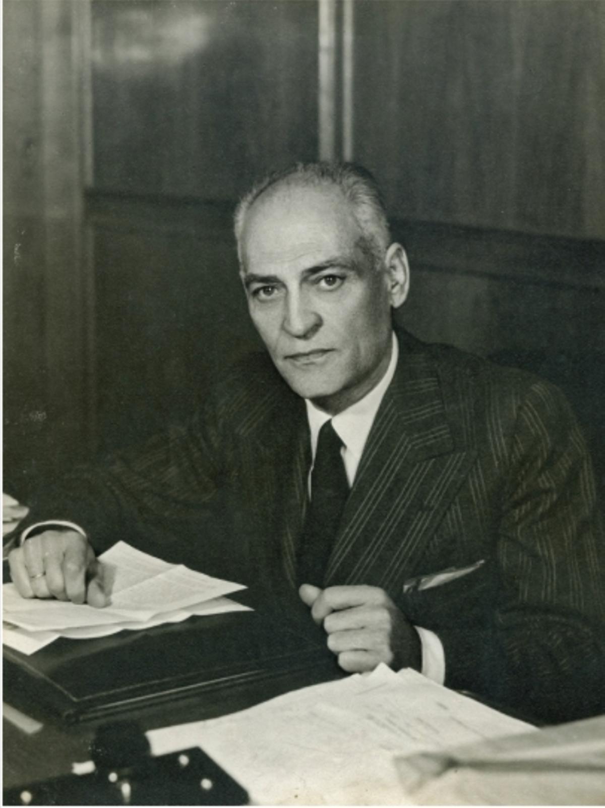 José Pazó Rodríguez no seu despacho da Cia. Trasatlantica Española, nos anos 50.